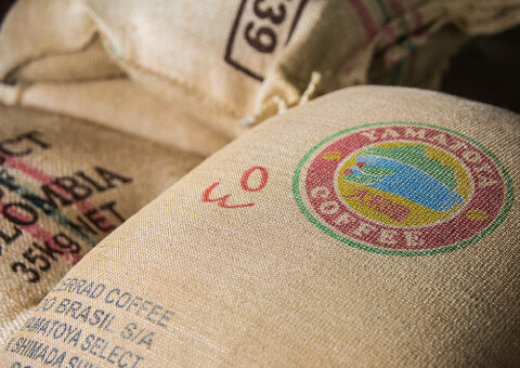 国内外の資格を持つコーヒーのプロフェッショナル達がコーヒー豆を厳選