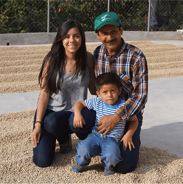 農園主のアウレリオさんとそのご家族